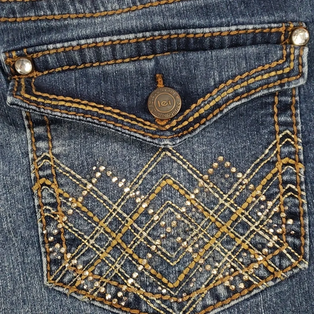 LEI -Ashley' low-rise Bootcut stretchy jeans - Picture 6 of 11